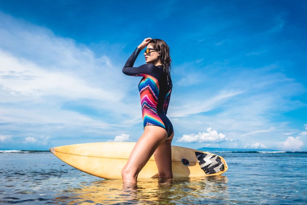 Los-mejores-banadores-para-practicar-surf-y-deportes-acuaticos